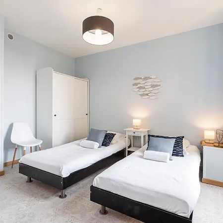 Large 3 Bdr Center *