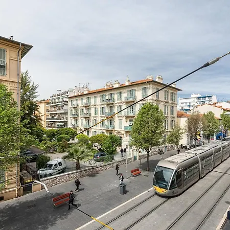 Large 3 Bdr Center Appartement