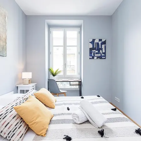 Large 3 Bdr Center Nice