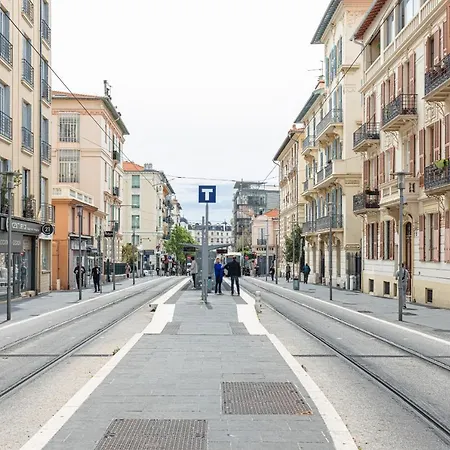 Large 3 Bdr Center Apartment