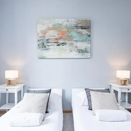 Large 3 Bdr Center * Nice