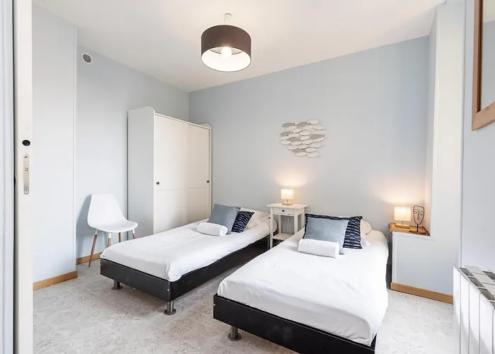 Large 3 Bdr Center *