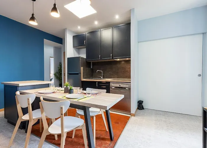 Large 3 Bdr Center Апартаменты *