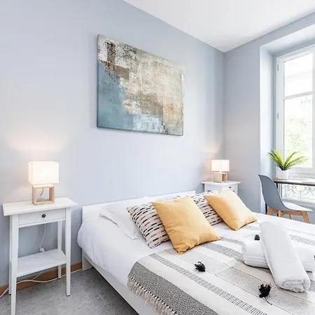 Large 3 Bdr Center Apartamento Nice